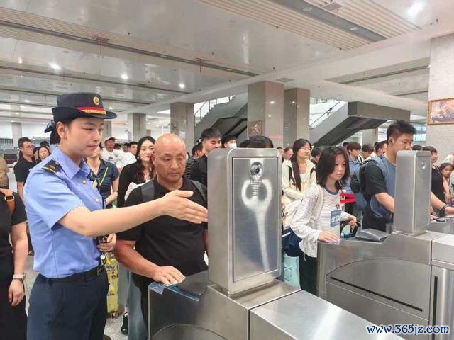 阜阳西站使命主谈主员组织搭客有序检票进站。 谷晨 摄