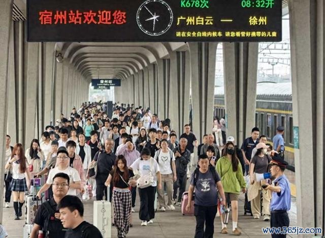 宿州站使命主谈主员在站台引导大客流安全有序乘降。 祝海侠摄