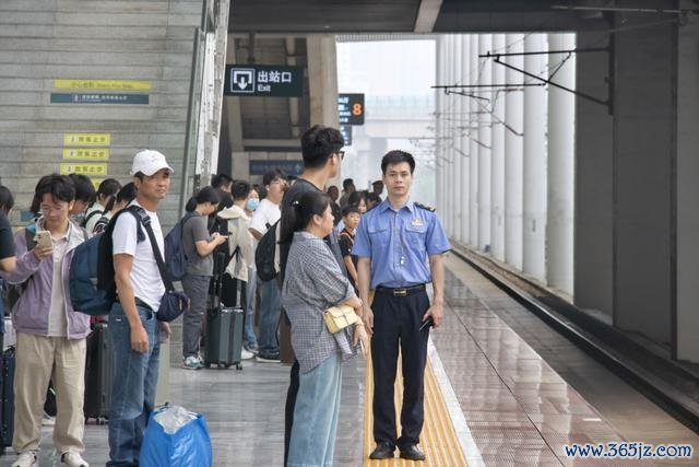 阜阳西站使命主谈主员组织搭客有序检票进站。 谷晨 摄